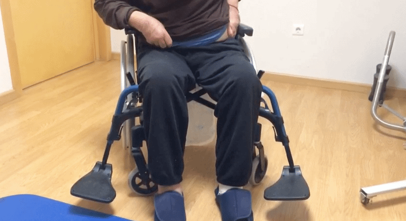 Desvestido de una persona con paraplejia en silla de ruedas. Actividades basicas de la vida diaria