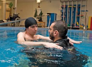 Rehabilitación de Llorenç en la piscina de Vithas IRENEA Aguas Vivas, tras sufrir un ictus