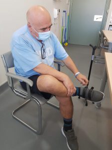 Paciente aprendiendo a vestirse y desvestirse en una sesión de terapia ocupacional, en esta ocasión, ponerse los zapatos