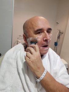 Paciente de Vithas IRENEA Vigo aprendiendo a afeitarse con una sola mano en Terapia Ocupacional